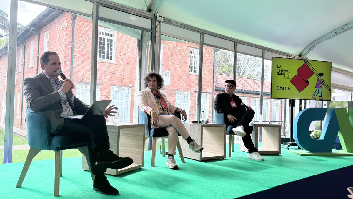 AgendaCAF's tweet photo. 🇨🇴 En el 14° Festival Gabo 2026, en Bogotá, participamos en la charla “Informar para movilizar: cómo puede la ciudadanía reconstruir un país juntos y qué puede aprender la región”, sobre el papel de la información ante situaciones de emergencia, a propósito de los terremotos del 24 de junio en Venezuela.

Conversaron @azamora, director de Comunicación Estratégica de CAF; @LuzMelyReyes, cofundadora y directora general de @EfectoCocuyo; y @jon_gut, periodista de Historias que Laten.

Zamora explicó que CAF activó un Fondo para la Recuperación y Reconstrucción de Venezuela, administrado por nuestra institución, para poner a disposición del país nuestra experticia técnica y recursos.

Luz Mely Reyes contó cómo Efecto Cocuyo ha ayudado a diseñar un método para verificar los hechos en tiempo real. “La mejor noticia no es la que se publica primero, sino la que se publica mejor”, señaló, retomando la máxima de Gabo para subrayar el criterio ético en medio de la cobertura.

Jonathan Gutiérrez relató su paso por La Guaira, una de las zonas afectadas: “En las primeras 48 horas lo que hice fue escuchar”. En lugar de entrevistar, transmitió a las familias los mensajes de quienes seguían con vida y dio prioridad al periodismo de servicio.

Sobre la red de medios que surgió después, expresó: “Es un ejemplo de cómo se pueden buscar soluciones y respuestas rápidas en momentos en los que no hay oportunidad para la espera”.

Es una de las más de 10 actividades con las que acompañamos el Festival, con la convicción de que el periodismo y el conocimiento impulsan el desarrollo sostenible.