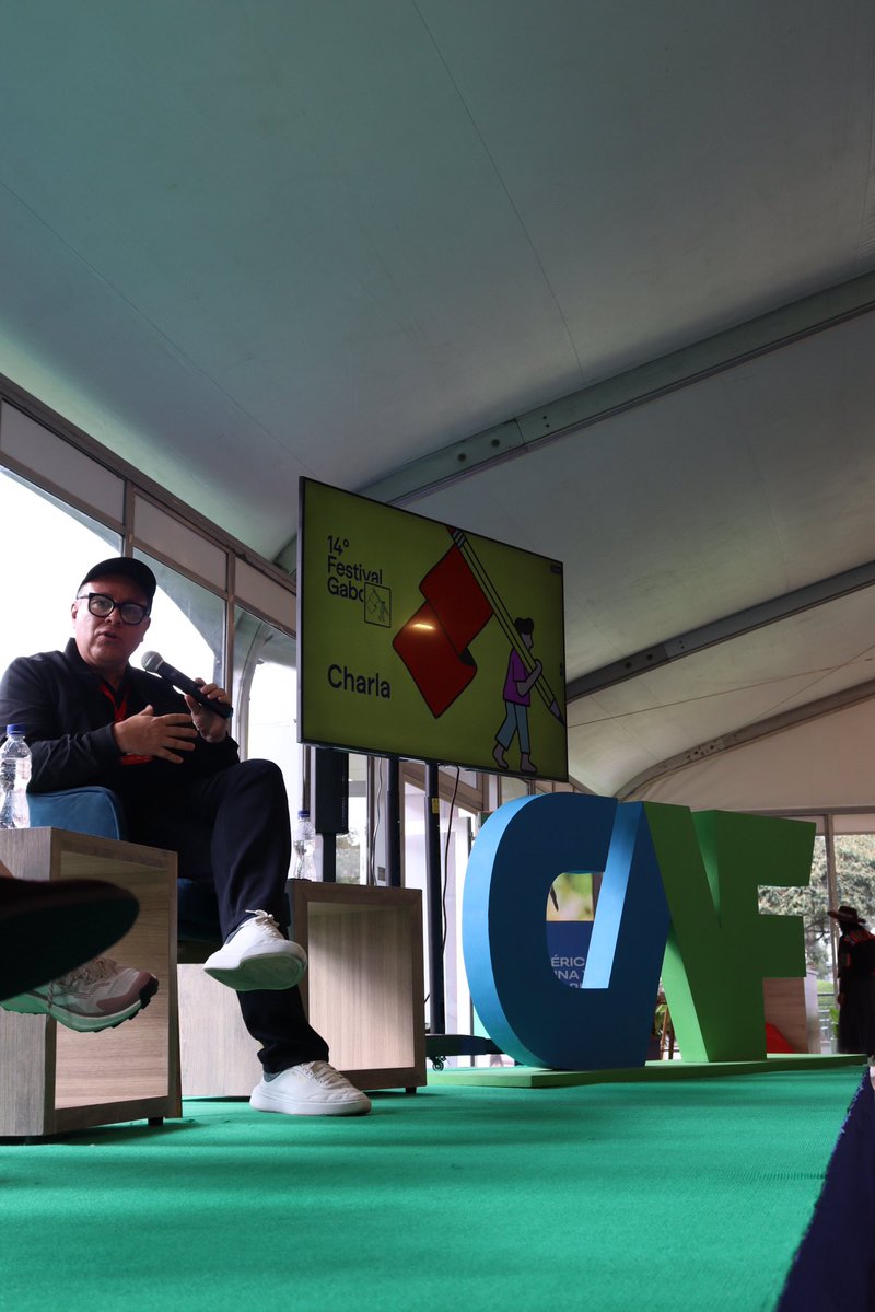 AgendaCAF's tweet photo. 🇨🇴 En el 14° Festival Gabo 2026, en Bogotá, participamos en la charla “Informar para movilizar: cómo puede la ciudadanía reconstruir un país juntos y qué puede aprender la región”, sobre el papel de la información ante situaciones de emergencia, a propósito de los terremotos del 24 de junio en Venezuela.

Conversaron @azamora, director de Comunicación Estratégica de CAF; @LuzMelyReyes, cofundadora y directora general de @EfectoCocuyo; y @jon_gut, periodista de Historias que Laten.

Zamora explicó que CAF activó un Fondo para la Recuperación y Reconstrucción de Venezuela, administrado por nuestra institución, para poner a disposición del país nuestra experticia técnica y recursos.

Luz Mely Reyes contó cómo Efecto Cocuyo ha ayudado a diseñar un método para verificar los hechos en tiempo real. “La mejor noticia no es la que se publica primero, sino la que se publica mejor”, señaló, retomando la máxima de Gabo para subrayar el criterio ético en medio de la cobertura.

Jonathan Gutiérrez relató su paso por La Guaira, una de las zonas afectadas: “En las primeras 48 horas lo que hice fue escuchar”. En lugar de entrevistar, transmitió a las familias los mensajes de quienes seguían con vida y dio prioridad al periodismo de servicio.

Sobre la red de medios que surgió después, expresó: “Es un ejemplo de cómo se pueden buscar soluciones y respuestas rápidas en momentos en los que no hay oportunidad para la espera”.

Es una de las más de 10 actividades con las que acompañamos el Festival, con la convicción de que el periodismo y el conocimiento impulsan el desarrollo sostenible.