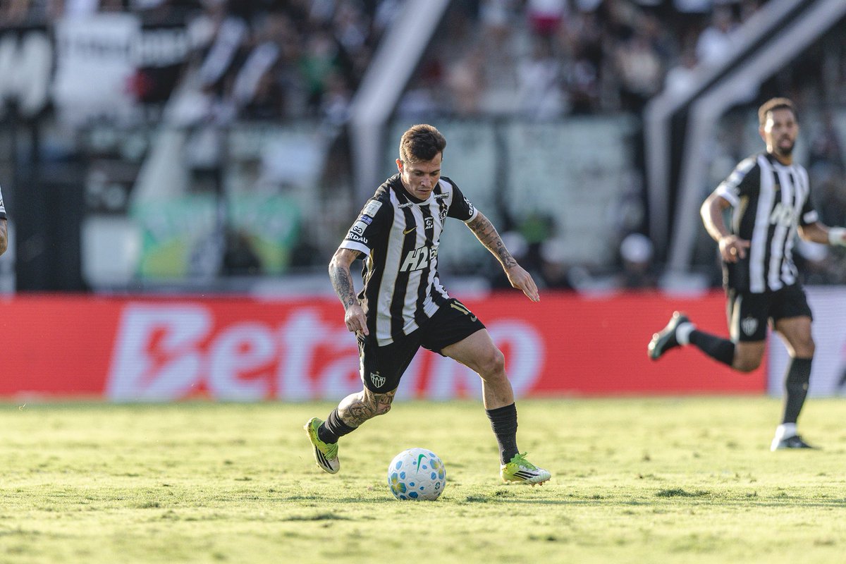 gugaperdigao's tweet photo. 🔥 QUENTE: Bernard abre o jogo sobre os dois anos no Galo e admite pressão: 'Altos e baixos'. O meia falou sobre adaptação, desafios e o momento do time. Sinceridade que a Massa respeita. Você acredita na retomada do camisa 30? 🐓⚫⚪

#Galo #AquiÉGalo #AtleticoMineiro https://t.co/1JCWEQfjCB