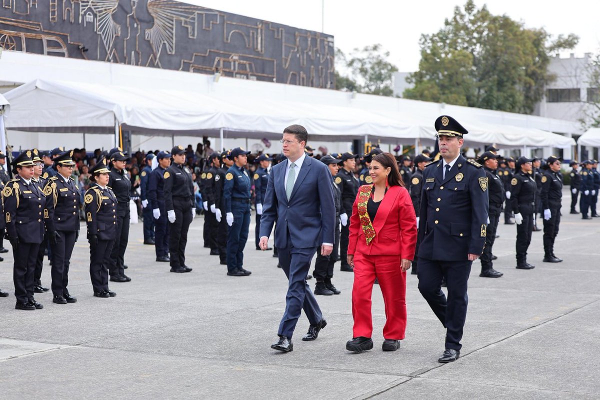 SputnikMundo's tweet photo. 🚔🇲🇽 Policías de Ciudad de México recibirán bono por labor durante el Mundial de Fútbol

👮‍♂️ Los elementos de seguridad capitalinos tendrán este beneficio debido a su trabajo en la Copa del Mundo, donde la urbe fue pieza clave para la justa deportiva, dijo la jefa de Gobierno local, Clara Brugada.

🗣 "Se estuvo a la altura de un desafío histórico (...). La imagen de una ciudad segura y hospitalaria le dio la vuelta al mundo", afirmó.

👉 Brugada resaltó que, a más tardar en la segunda quincena de septiembre, todo el personal de la Policía de la CDMX tendrá este estímulo económico. No detalló a cuánto ascendería el apoyo.

⚽️ México fue una de las tres sedes del Mundial de Fútbol 2026 y la inauguración, así como otros cinco partidos, se realizaron en la Ciudad de México. Asimismo, en el Zócalo, en la zona centro de la localidad, se colocó un Fan Fest de la FIFA, donde la población podía ver los encuentros deportivos, así como disfrutar de diversas amenidades.