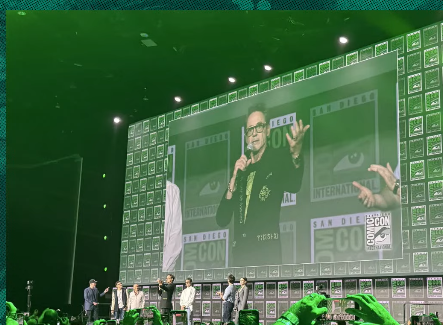 lucascarvantrw's tweet photo. Robert Downey Jr. no palco da san diego comic con vestido de verde!! #Marvel #MCU #VisionQuest #WandaVision #ScarletWitch #Vision #KevinFeige #SDCC #SDCC2026 https://t.co/MDJtpaBvX7