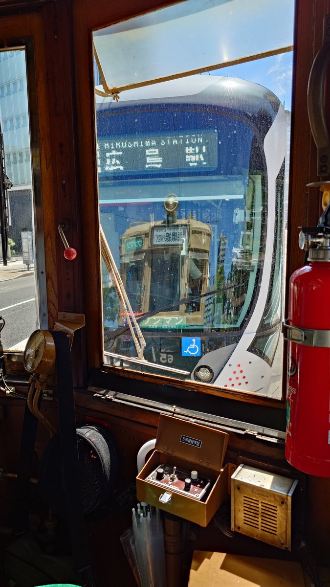 ryouitrain's tweet photo. 新しい車輌の窓に映り込む古い車輌
まるでタイムスリップでもしたような光景で面白い https://t.co/qB671ipDap