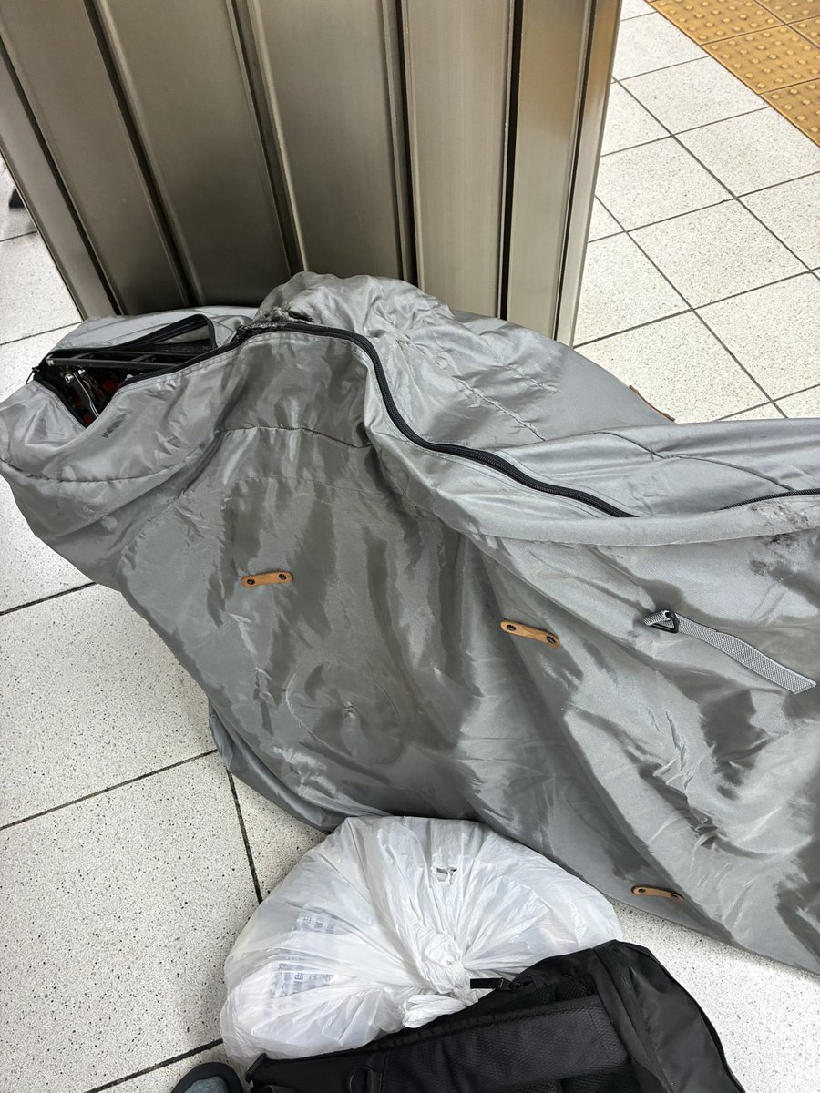 5jaccs's tweet photo. 引きずってたらファスナー死んだ
新宿階段すぎて汗だく https://t.co/UXmsGcDNnC