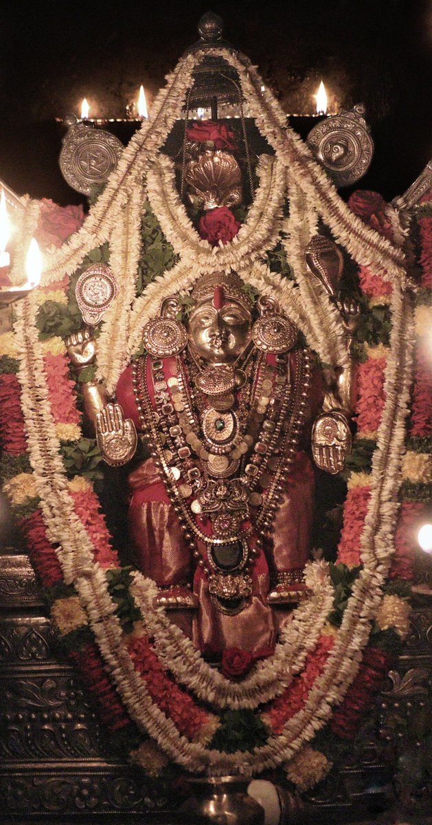 KateeluOfficial's tweet photo. ಕಟೀಲು ಶ್ರೀ ದುರ್ಗಾಪರಮೇಶ್ವರಿ ಅಮ್ಮನವರು ಇಂದು ಆದಿತ್ಯವಾರ ಮುಂಜಾನೆ (ದಿನಾಂಕ 26 ಜುಲೈ 2026) ವಿಶೇಷ ಪುಷ್ಪಾಲಂಕಾರದಲ್ಲಿ, ಸ್ವರ್ಣಾಭರಣಭೂಷಿತೆಯಾಗಿ ಕಂಗೊಳಿಸುತ್ತಿರುವ ಮಲ್ಲಿಗೆ ಪ್ರಿಯೆ ದೇವಿ ಭ್ರಾಮರೀ

Kateel Shri Durgaparameshwari amma in today's special alankara. 

#Kateel #Durgaparameshwari #KateeluOfficial https://t.co/FcBwyunGA6