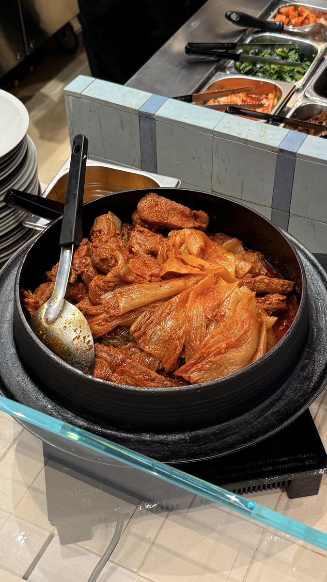 catto__'s tweet photo. เมื่อวานไปลองกิน Aomma, Imu & The Bowl เป็นข้าวแกงในแบบสไตล์เกาหลีที่ One Bangkok ชั้น B1 ข้างใน Mitsukoshi คือเป็นฟิลลิ่งข้าวแกงแบบไทยเลย แต่มี step ให้เลือก ข้าว+เนื้อสัตว์+เครื่องเคียง 2 อย่าง ราคาเริ่มต้น 159.- เพิ่ม topping ไข่ดาว ไข่ต้ม แฮม หรือจะเพิ่มซุปก็บวกเพิ่มไป

ส่วนตัวคือชอบเลย อร่อย ชอบเครื่องเคียงแบบเกาหลีนี้มาก ทุกอย่างมาแบบร้อนๆหมด ข้าวมีเลือก ข้าวธรรมดา ข้าวกล้อง ข้าวธัญพืช เนื้อสัตว์มีทั้ง ไก่ หมู เนื้อ หมึก และ เครื่องเคียง 9 อย่างเลือกได้เลย หรือจะซื้อ side dish เพิ่มก็ได้ รสชาติถือว่าโอเคมากๆ อร่อย รสไม่ได้มาแบบจืดๆ ซุปกิมจิอร่อยยย

สามารถกินที่ร้านก็ได้ มีที่นั่ง หรือจะ take away ก็ได้