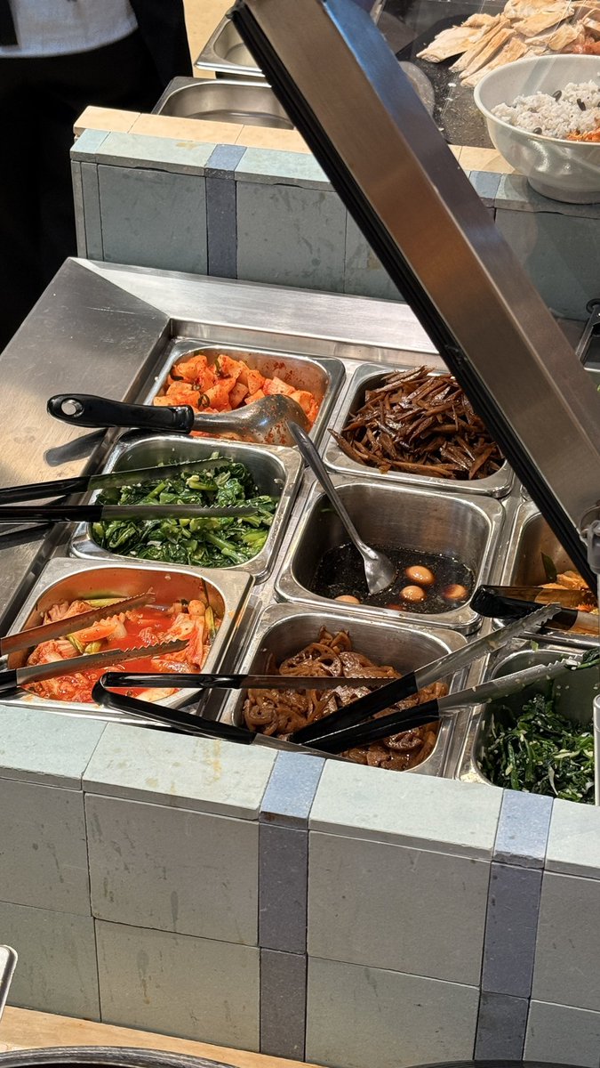 catto__'s tweet photo. เมื่อวานไปลองกิน Aomma, Imu & The Bowl เป็นข้าวแกงในแบบสไตล์เกาหลีที่ One Bangkok ชั้น B1 ข้างใน Mitsukoshi คือเป็นฟิลลิ่งข้าวแกงแบบไทยเลย แต่มี step ให้เลือก ข้าว+เนื้อสัตว์+เครื่องเคียง 2 อย่าง ราคาเริ่มต้น 159.- เพิ่ม topping ไข่ดาว ไข่ต้ม แฮม หรือจะเพิ่มซุปก็บวกเพิ่มไป

ส่วนตัวคือชอบเลย อร่อย ชอบเครื่องเคียงแบบเกาหลีนี้มาก ทุกอย่างมาแบบร้อนๆหมด ข้าวมีเลือก ข้าวธรรมดา ข้าวกล้อง ข้าวธัญพืช เนื้อสัตว์มีทั้ง ไก่ หมู เนื้อ หมึก และ เครื่องเคียง 9 อย่างเลือกได้เลย หรือจะซื้อ side dish เพิ่มก็ได้ รสชาติถือว่าโอเคมากๆ อร่อย รสไม่ได้มาแบบจืดๆ ซุปกิมจิอร่อยยย

สามารถกินที่ร้านก็ได้ มีที่นั่ง หรือจะ take away ก็ได้