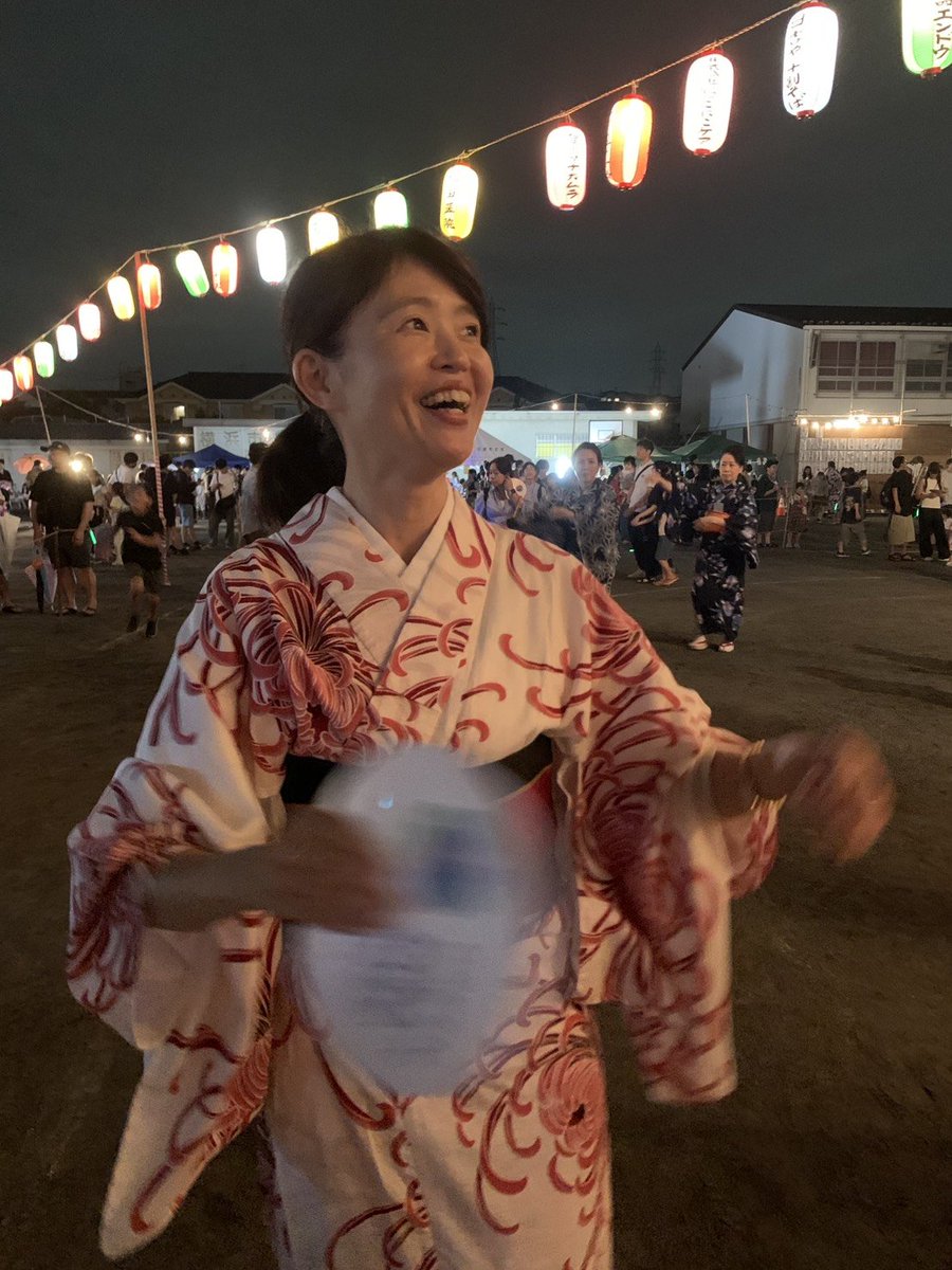 kozai_ryoko's tweet photo. 昨日は港北区内6か所で盆踊り。
白井まさ子市議、#飯田よしき さんと一緒に伺いました。

町内会の特色があり、子どもが主体だったり、豪華な花火が上がったり。
盆踊りブームということもあり、若い方もかなり参加。

楽しい時間を過ごせました。
支えて下さるみなさん、本当にありがとうございます。 https://t.co/FujBQINSlX