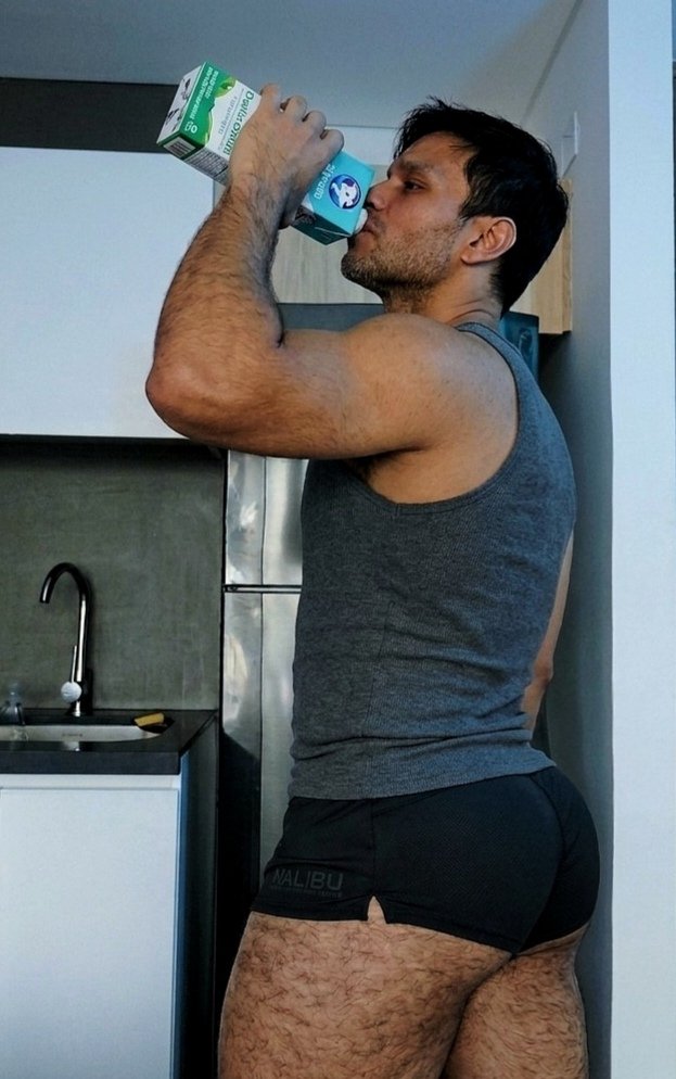 AleksBrunett's tweet photo. La leche contiene aproximadamente 8 gramos de proteína de alta calidad por cada vaso, un aporte nutricional fundamental para la recuperación muscular. Yo por eso la tomo directamente del envase y bien fría después de sudar intensamente en el cardio. 😉 Porque para mantener el músculo fuerte, hay que saber nutrirse con estilo... y directo a la fuente. 🥛🍑