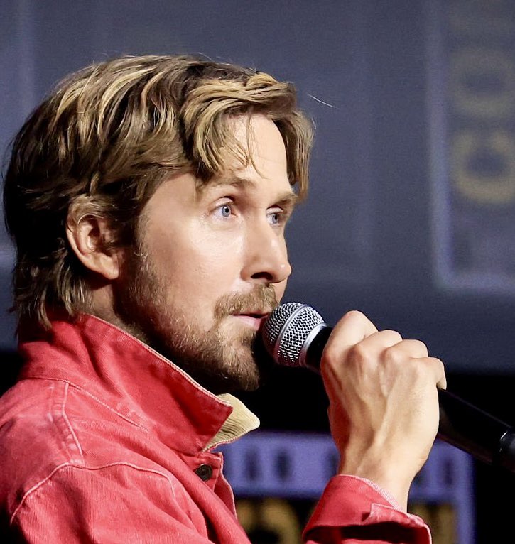 comfortgosling's tweet photo. Ryan at Comic Con https://t.co/B8jyO3XRc3