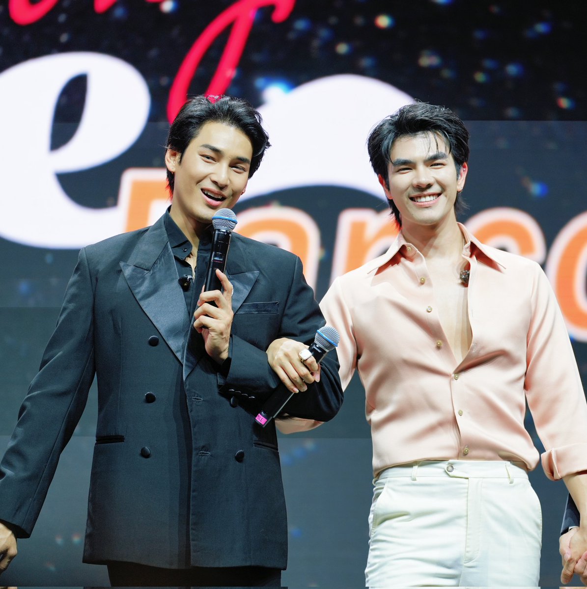mileapoxjh's tweet photo. 😍😍😍
#ShineHKFancon
#MilePhakphum #ApoNattawin 
@milephakphum @Nnattawin1 https://t.co/cWjxTL2aVa