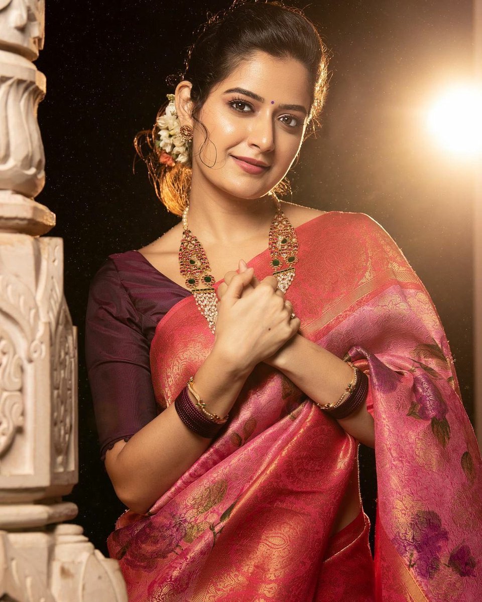 Meenakshi_unoff's tweet photo. Wow, Ashika Ranganath bringing absolute royalty to the classic saree look! https://t.co/ZeCN115zeT