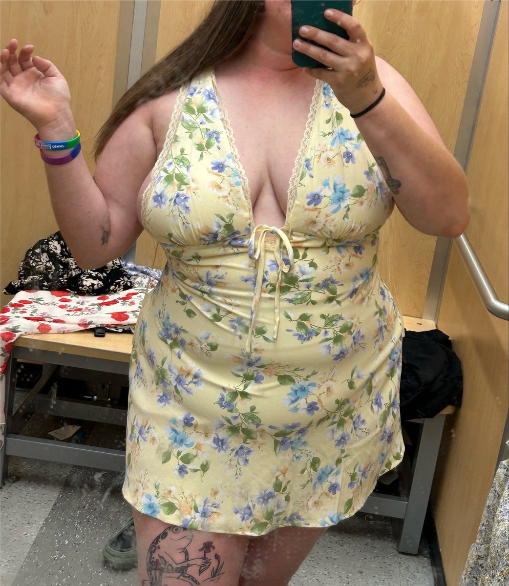 gggnarla's tweet photo. chat, I think I made a mistake by not buying this dress likeeeee do you see that side boob happening https://t.co/XgXAfU6KNJ