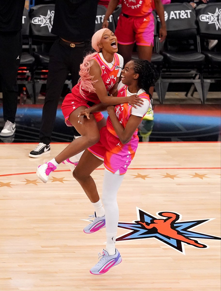 AtlantaDream's tweet photo. THE YOUNGEST TO EVER DO IT WITH AN AR5 ASSIST 🔥🔥🔥 https://t.co/n7gGCAj0gY