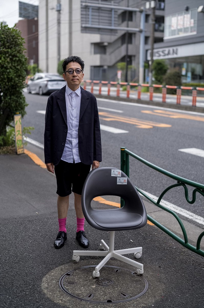 捨てられた椅子に座るシリーズ、3700脚目を達成です！灼熱の環七沿いで