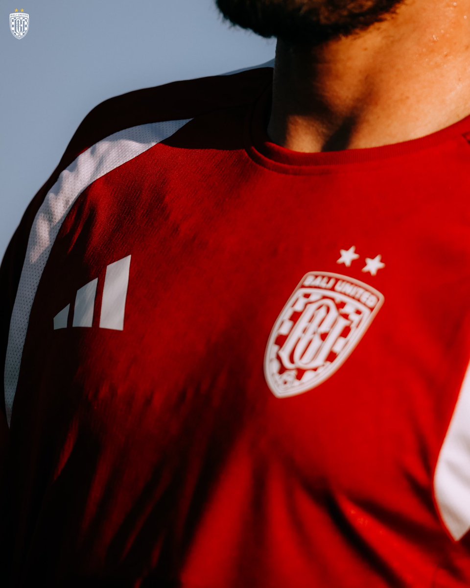BaliUtd's tweet photo. Hari perdana dengan seragam training baru 👕

Gimana, Ton? 😍

#baliunited #reignite #adidasxbaliunited https://t.co/chFPfcfJT5