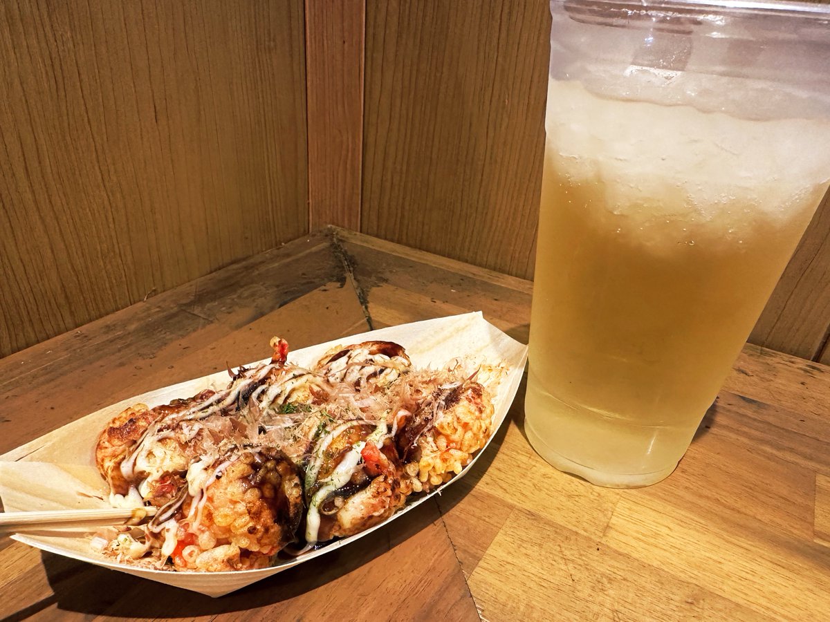 type_wwwww's tweet photo. 特に食べたいものないから昨日のオタクがいるたこ焼きいくか〜！っていったらその子の奢りで酒でてきてワロタ
朝ごはんｺﾘ https://t.co/SJdiHBXBVP