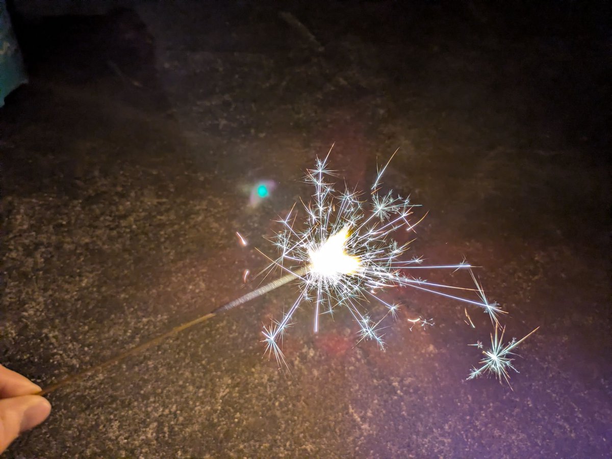 Kplus_rimozuki's tweet photo. 昨日は実家に帰って夜は花火を🎆
毎日暑いけど、花火を見ると「夏だなぁ」って思う😊
そういえば、8月発売のエヴァ30周年カプセルトイも楽しみ！ 見つけたら回しちゃいそう🪀
#エヴァ #エヴァ30周年 https://t.co/7k3PRY8RNR