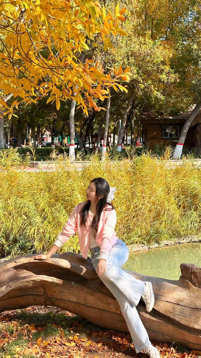 BrewsterGl55596's tweet photo. Our campus photography club's autumn-themed photo walk this Saturday will visit West Lake at 2 PM! Sign up via the link in our bio to grab your spot—perfect for beginners and pros alike. https://t.co/HuK9SZX7Em
