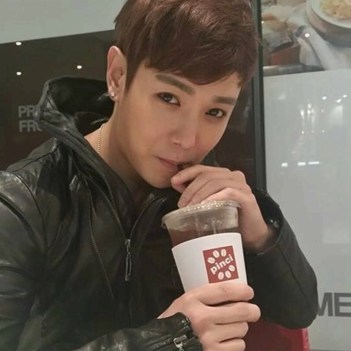 micheosseoyo's tweet photo. 황 쓴거 잘 못마셔서 이거 아아메 아니고 복숭아아이스티였대 ........
커피도 써서 못 마시고 복숭아 아이스티나 홀짝이던 얼딩이 바이크가 취미였다고…....?
하하. 진짜 웃기는 녀석이다 니....... https://t.co/W4QmayHKRq