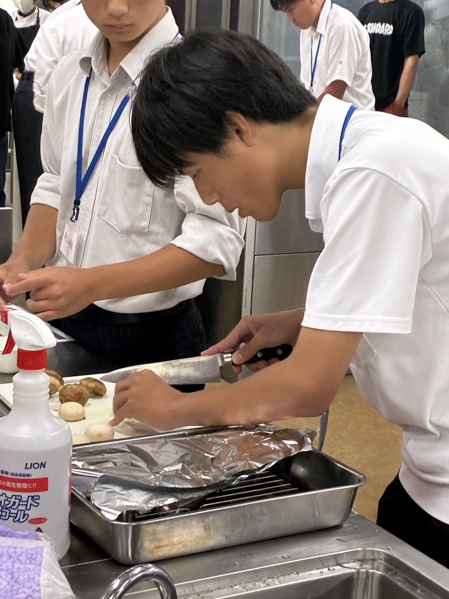 nishicho_MG's tweet photo. 昨日のオープンキャンパスの様子です。
ステーキもカレーパンもどちらも楽しんで貰えました！！
8月もオーキャンやるので、良���ったら来てねー⭐️

#ニシチョウ
#調理師
#パティシエ
#岡山
#専門学校 https://t.co/TROkbKXwzP