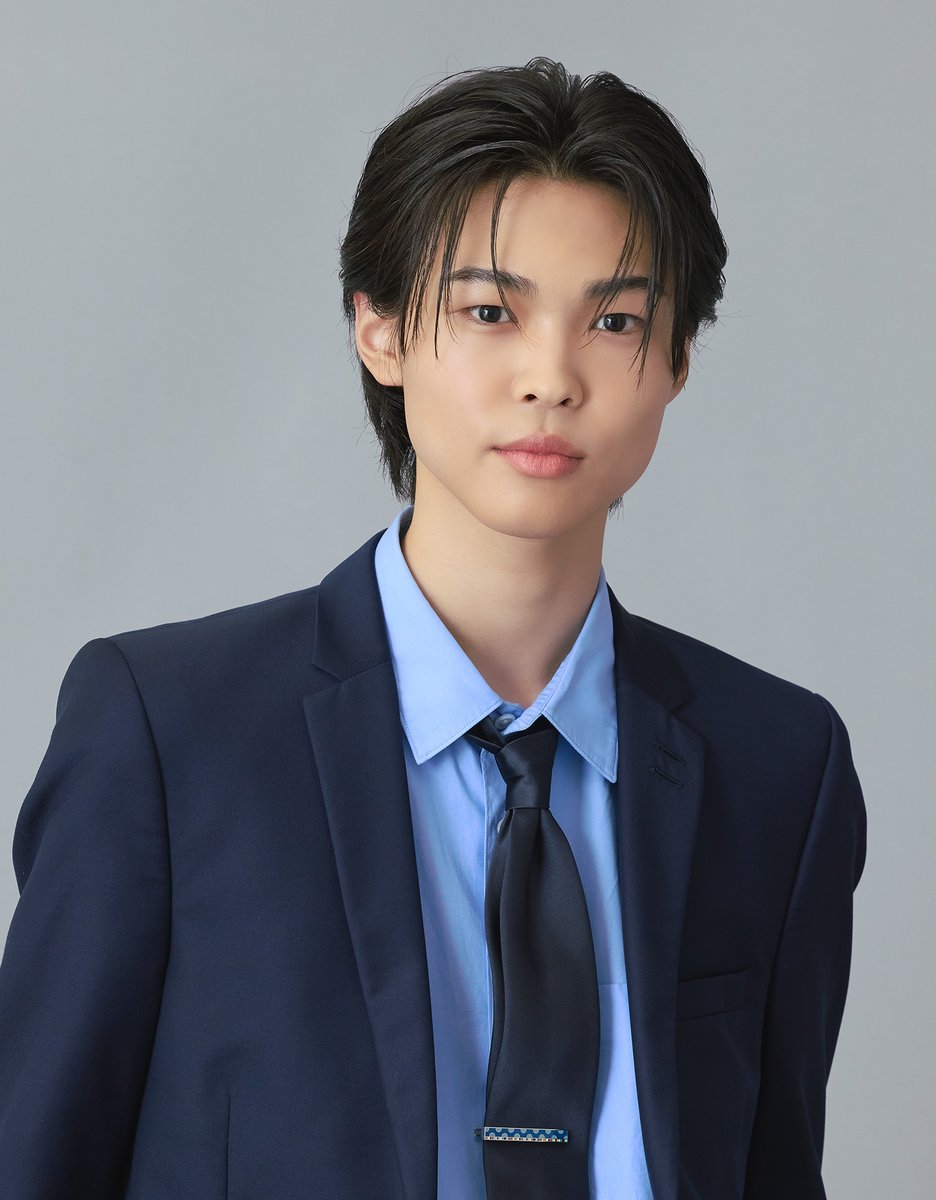 c_7_official's tweet photo. ／
#中澤漣 だけが知っている
#CLASSSEVENあるある📝

#横田大雅 は起きる1時間前に
意味のわからないアラームをかけて
そのまま二度寝し始める。
メンバーのミスをいじりがち。
＼

あなただけが知っている
[#CLASSSEVENあるある] を
SNSに投稿して教えてください📷✨

投稿お待ちしております📮

2026.07.27 Release
3rd Single「#アイノーヒーロー」SNS先行配信中！
🎧 https://t.co/VQj2O6uK91

#CLASSSEVEN