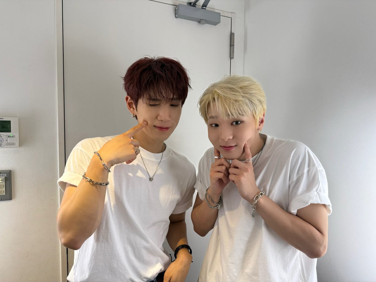 HyesungKook's tweet photo. [📷]

요코하마 ありがthanks〰️💛💜

#혜성 #HYESUNG
#성국 #SUNGKOOK https://t.co/M1tCWTFzJS