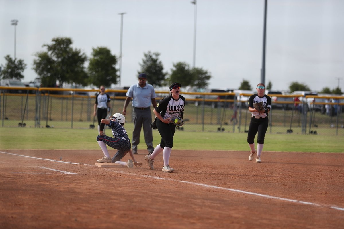 SophiaFalco28's tweet photo. Love me some good action shots! 📸
#softball #softballgame #out #fielding #fastpitch #classof2028 #BeAFalco #HardWorkPaysOff
Thanks https://t.co/sZX93WCaqN 💛 https://t.co/XskdY9Wrji