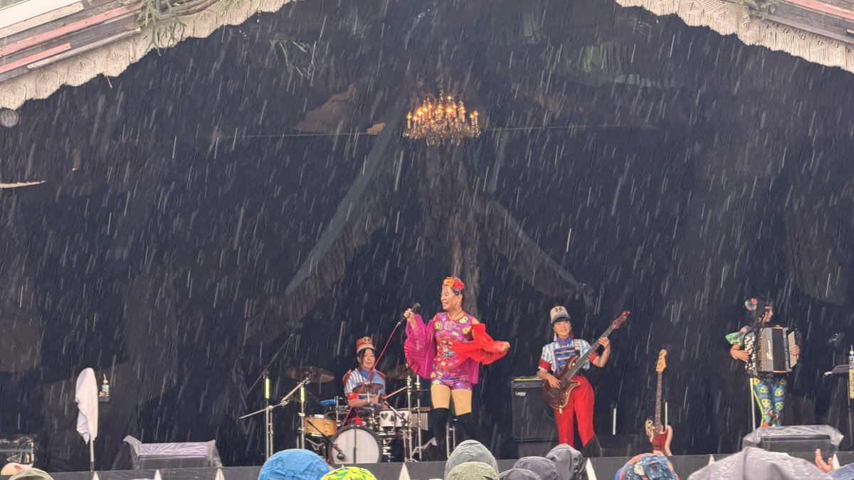 noringojp's tweet photo. フジロック3日目　ピラミッドガーデンでチャランポランタンを見て終了！
雨の中でも関係なく盛り上げるのは流石。続々と人が集まってきて楽しかったー
最後は雨の中手旗を売るももちゃん(曲中にもしっかり稼ぎにくるスタイル) https://t.co/Ha0Hjpc2Ss