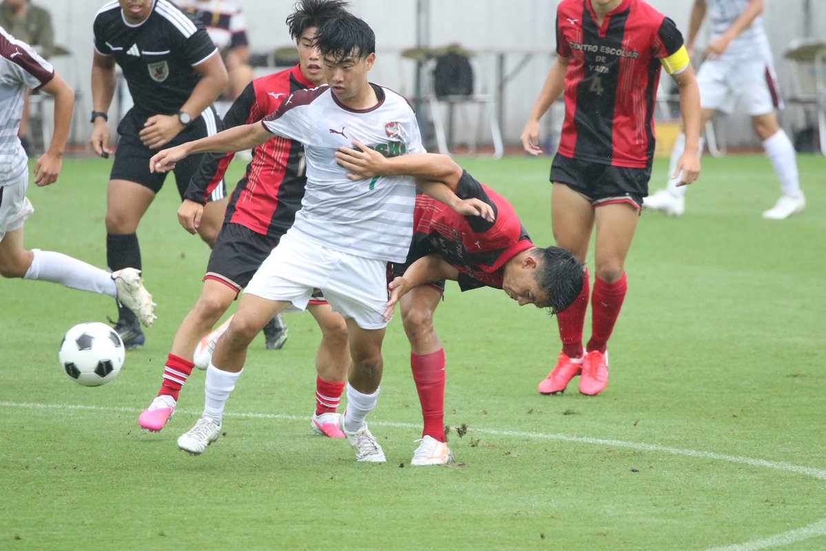 triority's tweet photo. インターハイ2回戦
FT 尚志 1-2 矢板中央

白熱の一戦は劇的な幕切れ
後半AT突入直前のロングスローを頭でクリアし損ねて手に当たったという判定で矢板にPK。そのPKを完全に読み切った尚志のGK1加藤峻平(FC東京むさし 2年)が見事なスパイダーセーブもラインを踏んでいなかったとして蹴り直し。落ち着いて決め直した矢板がATを守り切り3回戦進出。

前半に矢板のFK、尚志のCKでそれぞれ1点ずつ取り合うとその後は膠着。キレイな天然芝に小雨というベストコンディションをうまく利用出来たのは尚志の方だった。8星宗介(矢板SC)と10若林衣武希(シュートJY)の中盤を中心に短距離の軽快なパスワークで徐々に矢板ゴールに近づけていた。40分ハーフなら押し切れていたのではと思っていた矢先のミスで選手たちは一斉に崩れ落ちた。

個人的に何となく似たイメージを持つ両チームの対戦はとても良いゲームだった。