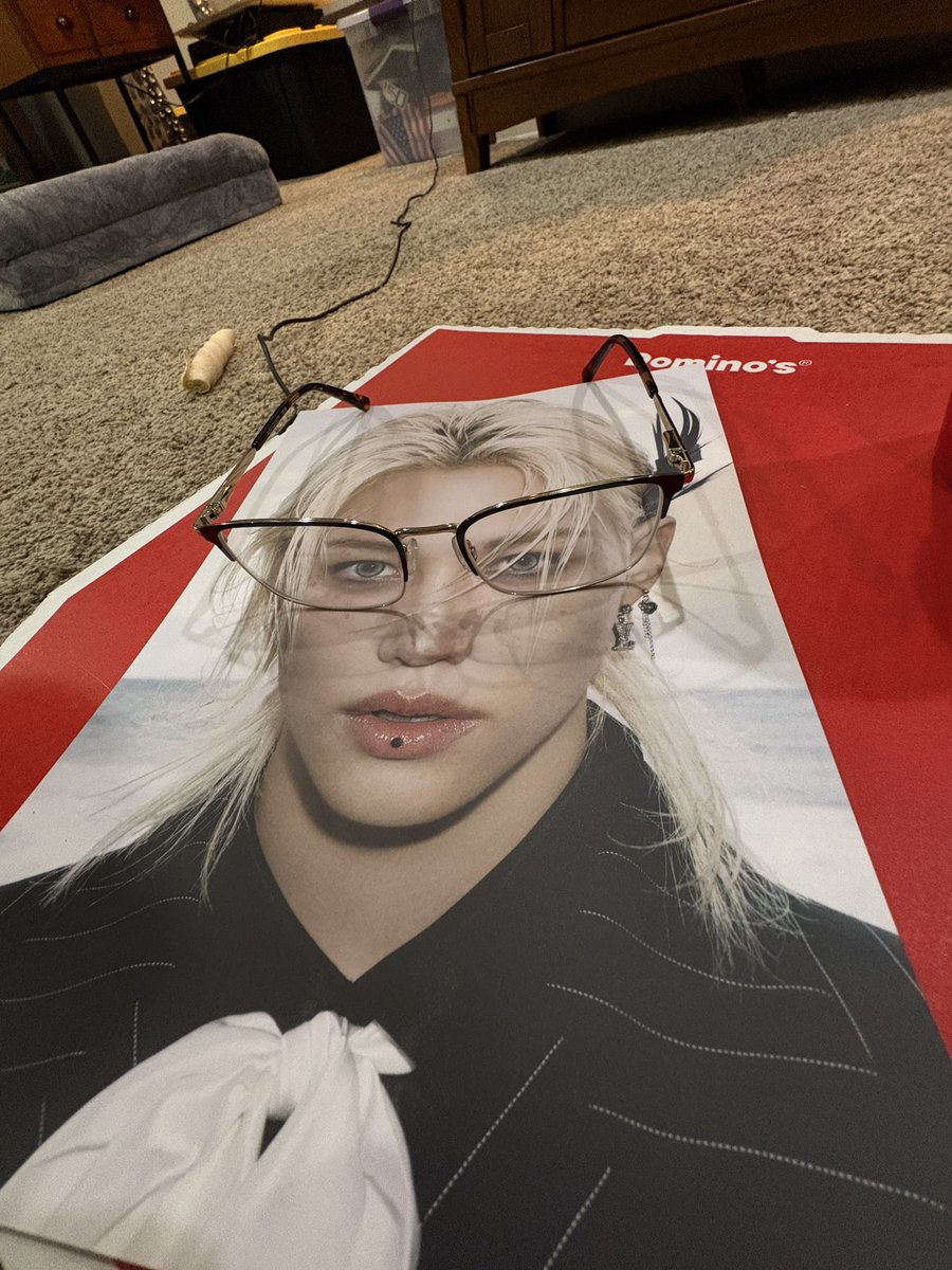 skatsusa's tweet photo. felix in my glasses ✨ https://t.co/UutxLKweiJ