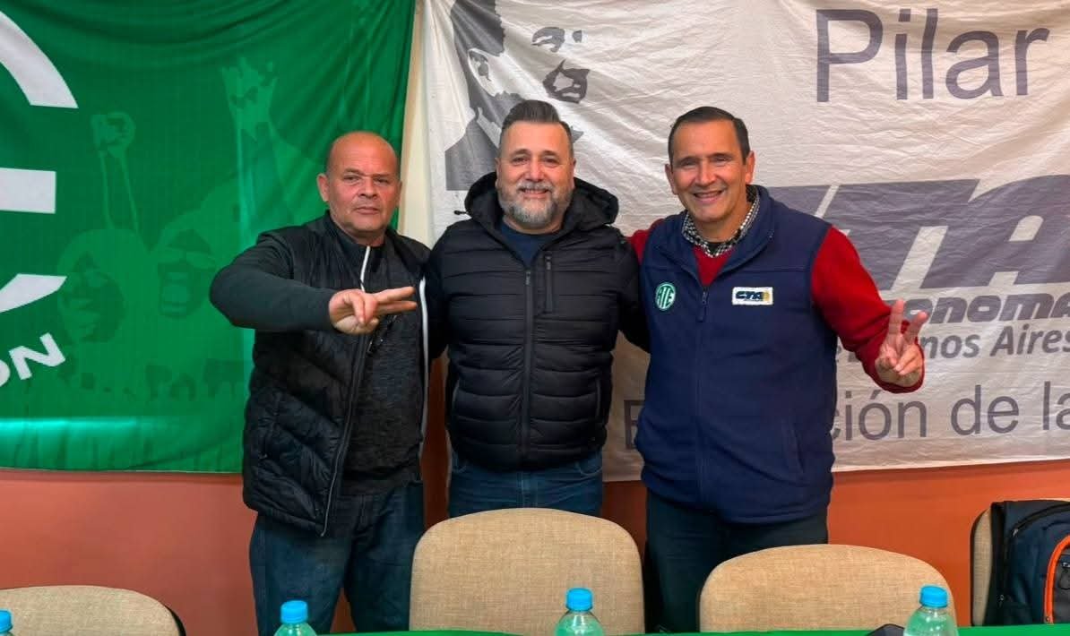 fabianpitro's tweet photo. En la sede de ATE participé d la presentación d la Lista d unidad d la CTA Autónoma d Pilar - Exaltación encabezada por el compañero #DanielLlanes. 
La unión de los trabajadores garantiza la lucha y resistencia contra la entrega del gobierno nacional. 
#TodosUnidosTriunfaremos https://t.co/maVwS56nYk