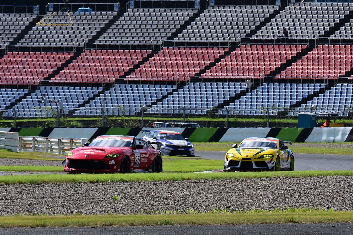 01__official's tweet photo. ／
決勝レーススタート🏁🔥
＼
🚘25号車　篠原選手
🚖  8号車　清水選手
がスタートドライバーを担当しています！
5時間と長丁場のレースとなりますが、
最後まで応援よろしくお願い致します🙇‍♀️
#スーパー耐久 #S耐 #TEAMZEROONE #オートポリス #AUTOPOLIS https://t.co/YWn6Z2jgkM