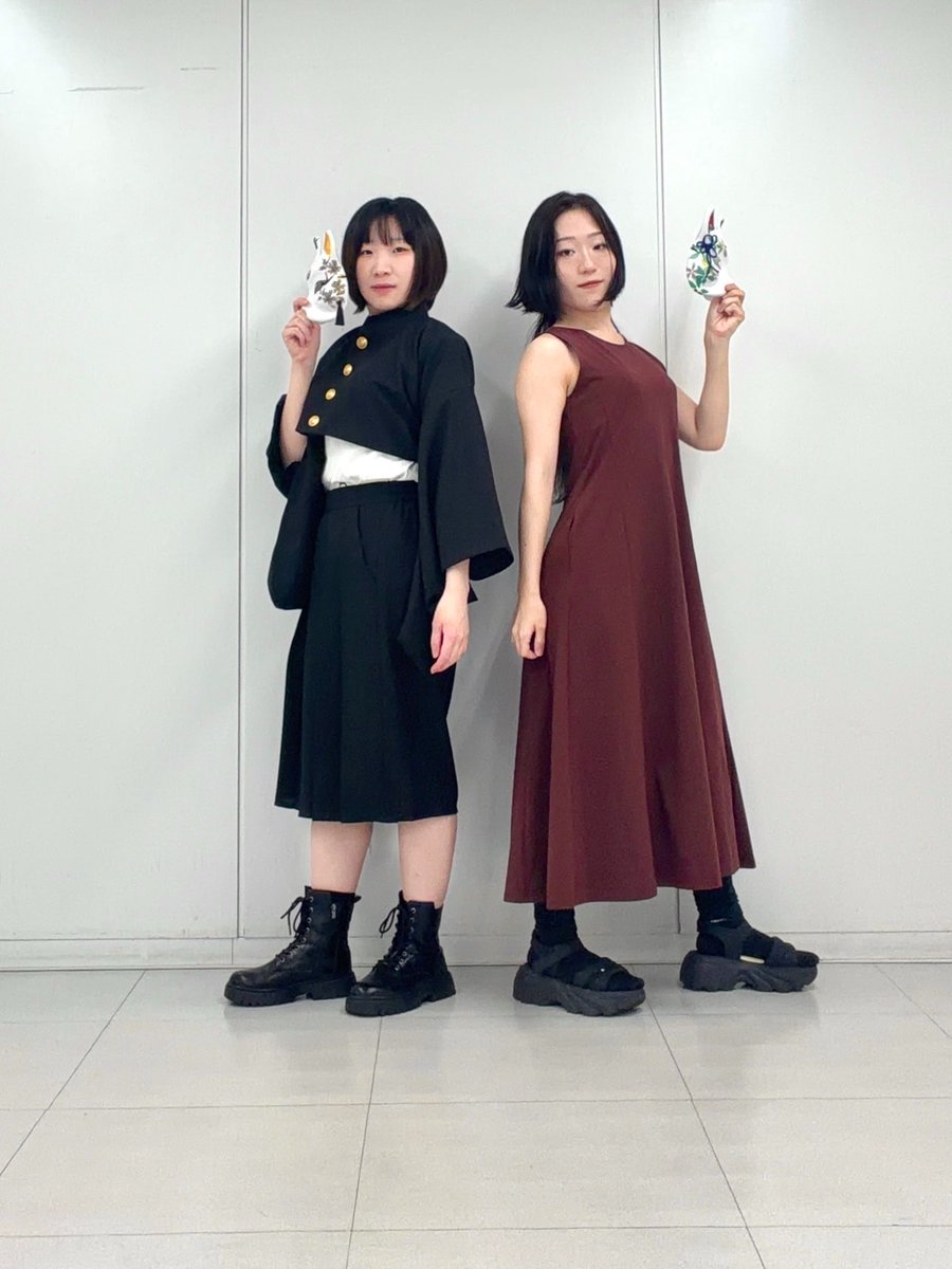 CyanFluorite's tweet photo. 昨日は8/1 #溺れるほどの向日葵を の練習をしてきた #CyanFluorite です！
初披露の歌踊曲やコラボなど盛りだくさんの演目をご用意しておりますよ💫

お揃いのお面を持って写真を撮ってみました🦊 https://t.co/SWi6gPUDb6