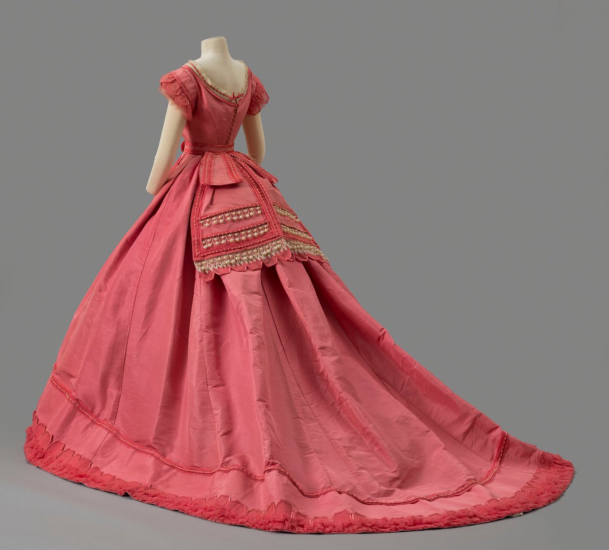 plummie9's tweet photo. Paris
Maison Pingat
Emile Pingat
30 Louis le Grande

Ball Gown, c. 1867

Silk faillle, silk tulle, silk satin and seed pearls.
Mary DeCamp Corning purchased this dress on a trip to Paris around 1867.
@AlbanyInstitute https://t.co/qfE0qovUcr