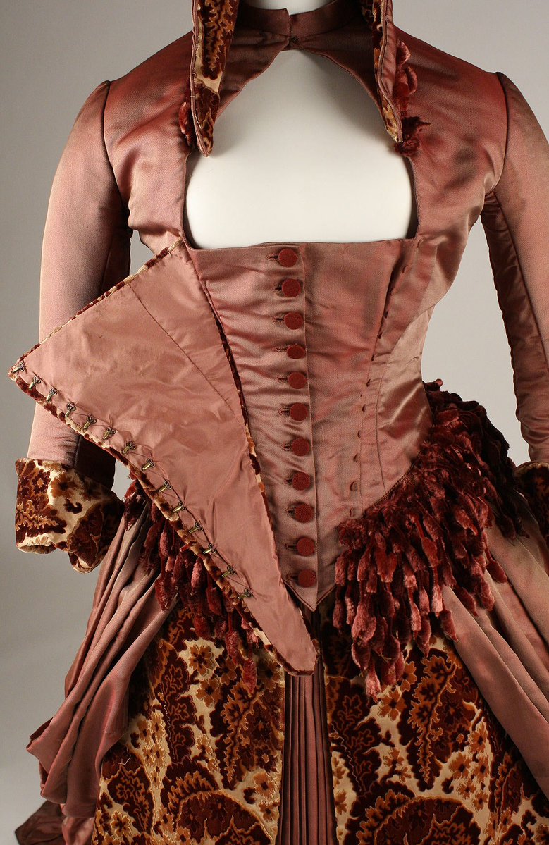 plummie9's tweet photo. American

Afternoon Dress, 1879

Silk satin, cut velvet, silk chenille trim, hooks and eyes

@metmuseum 
#FashionHistory https://t.co/fPKVBA4sNa