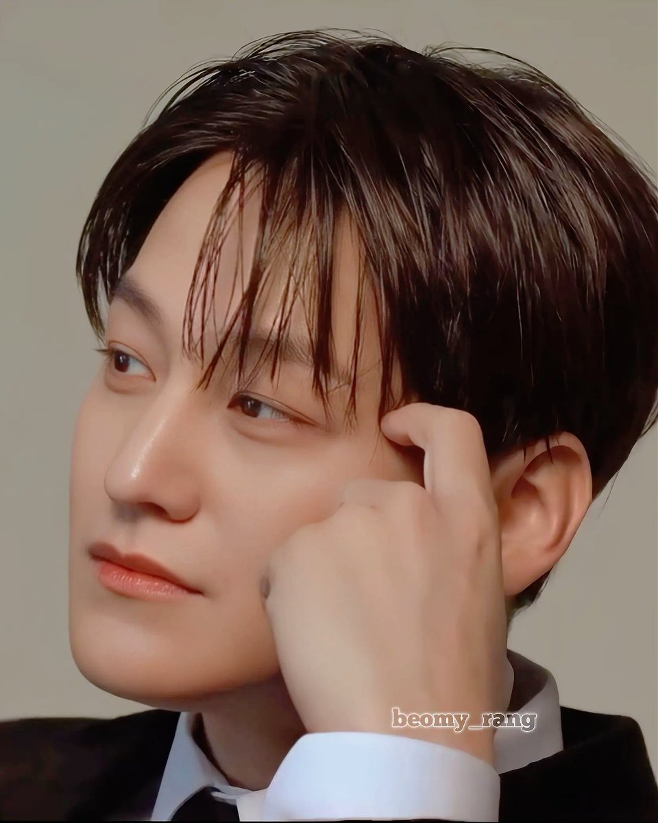 ishinerzeph's tweet photo. I honestly lost track of how long I've been staring at his photo. All I know is that it's impossible to get tired of looking at it. Every glance feels like the first time. Captivating, overwhelming, and a little too powerful for me to handle. 💜🤍💜
#김범  #kimbeom #kimbum https://t.co/JroMNqeJQB