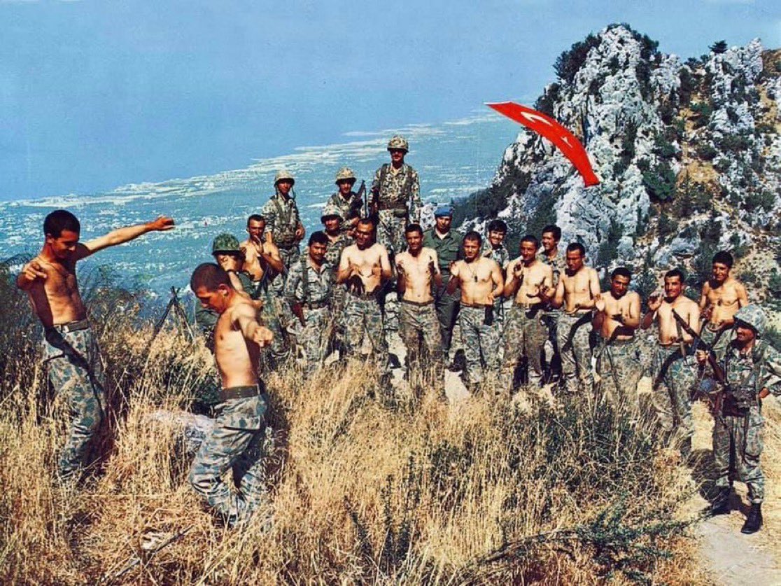 TarihteOan's tweet photo. 1974, Beşparmak dağlarını Rumlardan aldıktan sonra zeybek oynayan Türk komandoları. https://t.co/IzcgJI0MKU