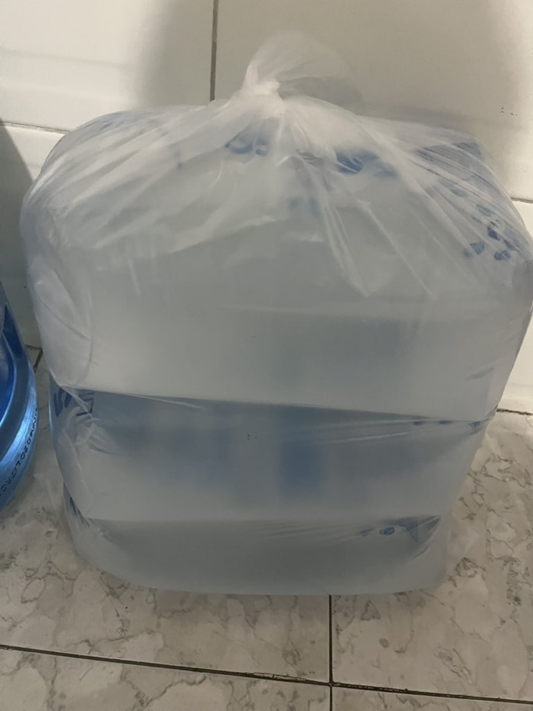 LICELIS's tweet photo. Mientras unos en fiestas bailan y se divierten otros padecen la falta de agua 💧en @SantaMartaDTCH @essmar_esp https://t.co/p4WwIC9bVC