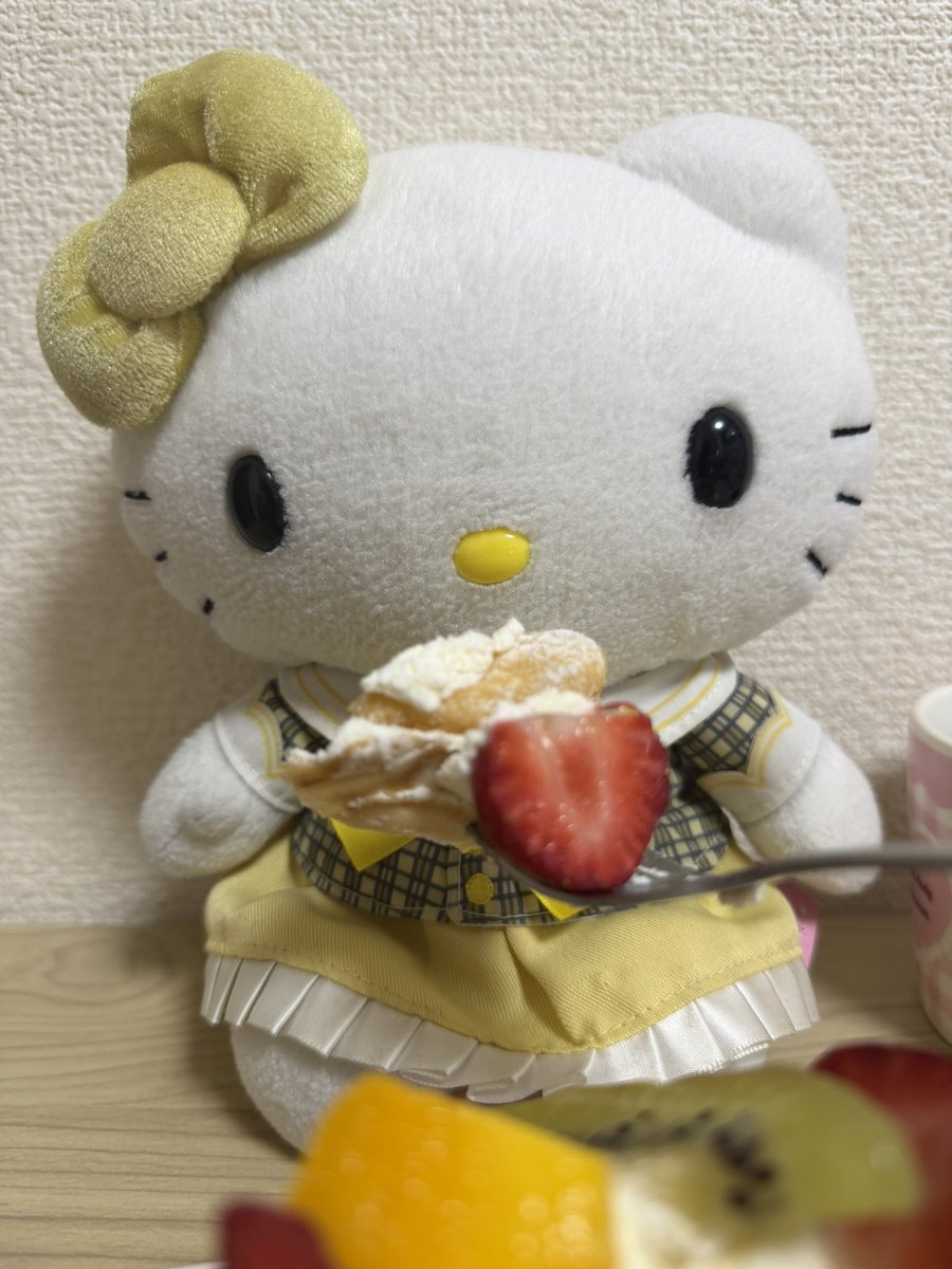 puballoonro's tweet photo. 今日で私たちが出会ってから6年が経ちました。
ハッピーアニバーサリー🎈🎉

お祝いにケーキを用意しました🎂
6のろうそくが売り切れていたので、青いキャンドルでお祝いです。

特別な日食べるケーキはおいしいね。
7年目もたくさんおもいでをつくろうね。
これからもよろしくね。 https://t.co/6yNPzaNQIR