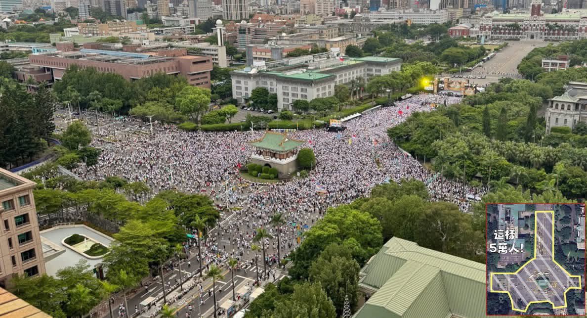 NikolaTesla2010's tweet photo. 7/25的人潮，比民進黨去年大罷免人數高出幾個數量級，我看，2026民進黨縣市長結果「凶多吉少」

....舒服😌 https://t.co/CFZfpT74ig