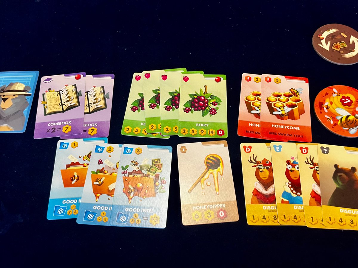 Noritive_game69's tweet photo. HONEYPOT。セットコレクション。6枚の2枚3セットをつくり、他プレイヤーにプレゼント。最初の2枚をみて手元に残すか捨てるか選んでいく。相手が何を選ぶかを読むコミュニケーションが軸。実はこんなプレゼントも考えてましたというプレゼント交換🍯🎁素敵☺️ https://t.co/hSCBHt6hTb