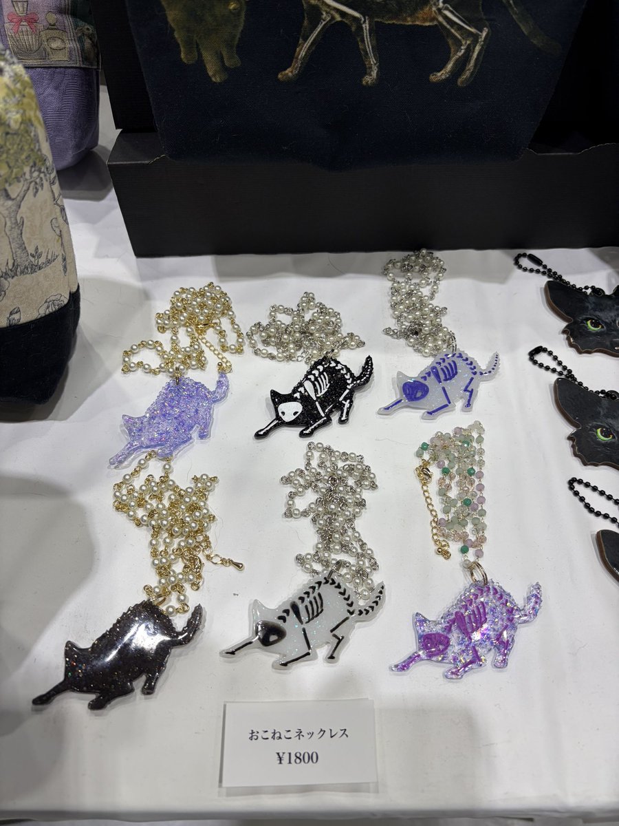 chig_cat_nyaa's tweet photo. ネコ市ネコ座2日目始まりましたにゃー！
人気のおこねこネックレス、スケルトンバージョン、色揃ってますにゃ✨ https://t.co/OVSl0z6Y3M