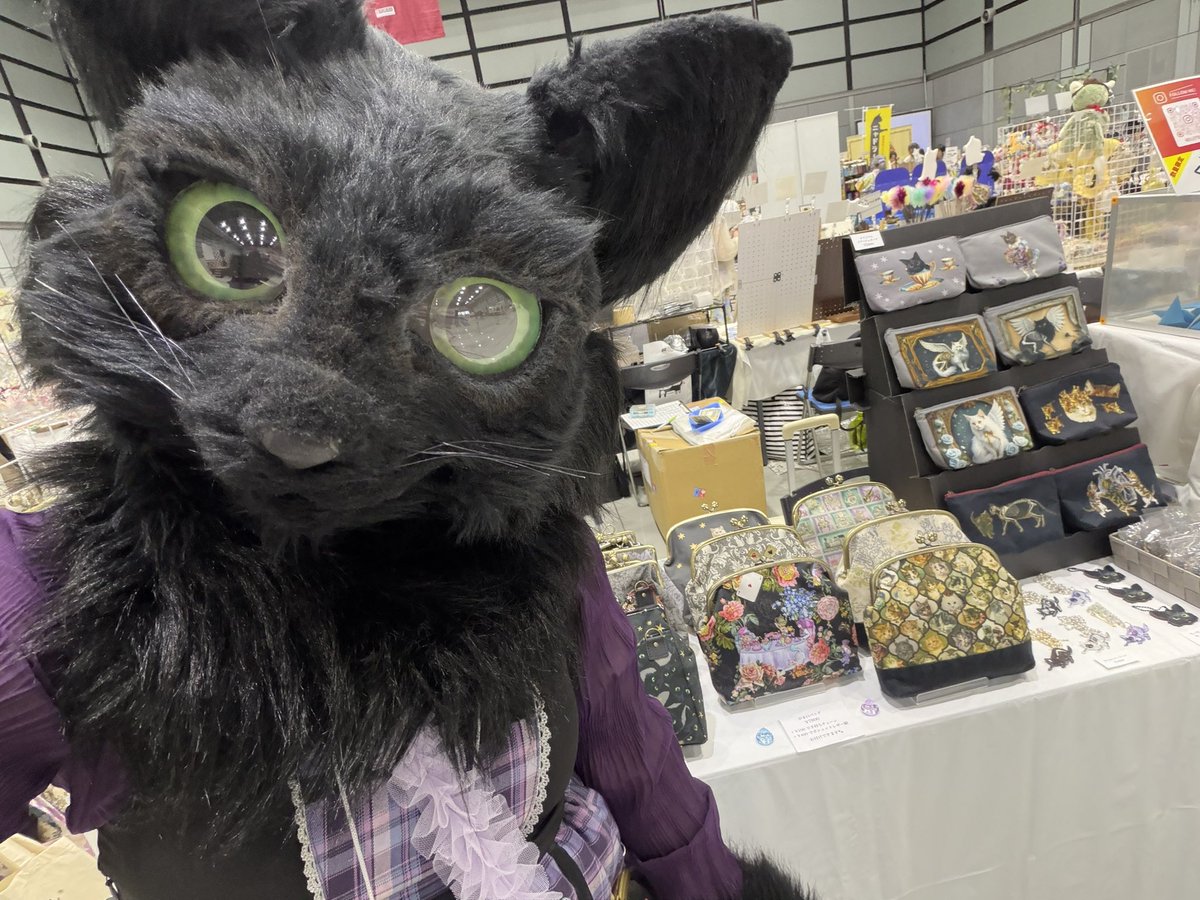 chig_cat_nyaa's tweet photo. ネコ市ネコ座2日目始まりましたにゃー！
人気のおこねこネックレス、スケルトンバージョン、色揃ってますにゃ✨ https://t.co/OVSl0z6Y3M