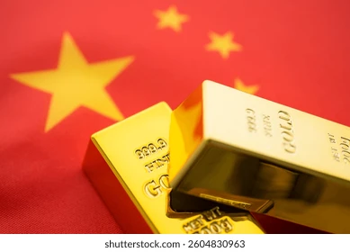 Investnews111's tweet photo. 金について、大事なことを話しておきます。

月曜日から、中国の銀行はペーパーゴールド（金のETF）の取引を提供しなくなります。

中国国内でペーパー取引が終われば、国内の現物金の価格はほぼ確実に押し上げられます。その結果、COMEXやLBMAに対して中国のプレミアムが生まれることになります。そしてそのプレミアムは、金属が東へ流れることで裁定取引によって解消されていきます。

最終的にこれが意味するのは、中国が金の価格決定力を握るということです。noteを読んでいる人ならわかると思いますが、中国はずっと金の在庫を積み上げています。将来あなたが金を買いたいと思ったとき、すぐに売ってくれる相手は中国になるのです。そして、価格を決めるのはもちろん中国です。

これは、COMEXのオプショントレーダーたちが備えてきた事態を告げるサインになる予感がします。彼らはすでに、年末までに金が何倍にもなるほうに賭けています。

正直、今は推測することしかできません。それでも今回の中国の一連の動きは重みがあり、当面のあいだ金の上昇トレンドを生む要因になり得ます。