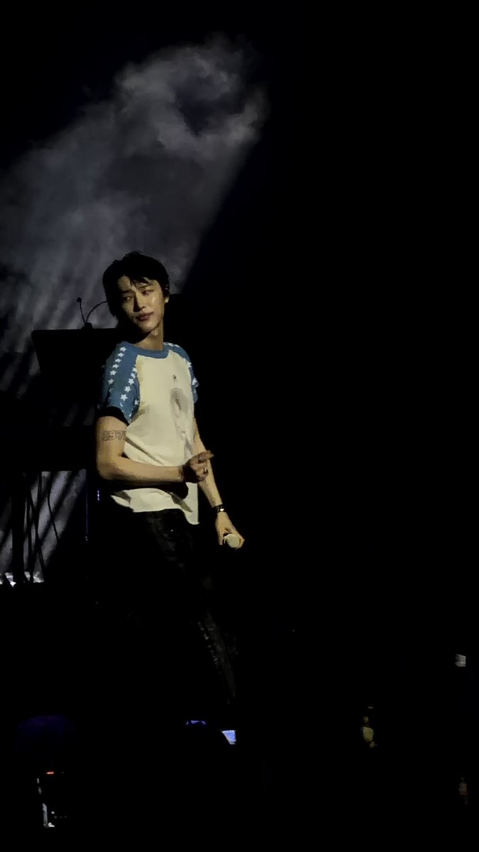 hyeontaks's tweet photo. HE WAS SO FUCKING AMAZING BRUH. also look at these photos i took of him. LIKE THATS DADA. 
THE SECOND PHOTO FUCCCKKKK. https://t.co/6q9o8jCFwS