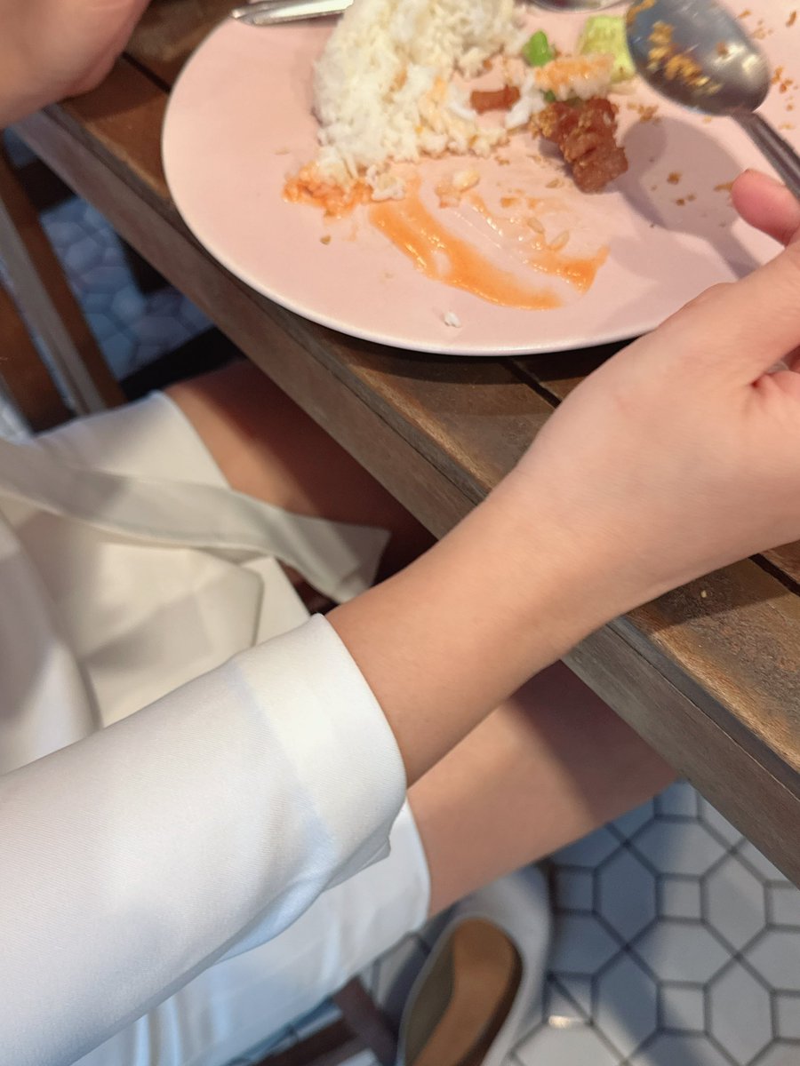 deiyw_pey's tweet photo. กินข้าวแต่ไม่ได้ใส่กกนมา แอบโชว์นิดนึง ใครอยากเห็นก็ดูเลยค่าา🫦😜
#คู่แท้
#คู่สวิง
#คู่แลก
#ชายเดี่ยว
#หญิงเดี่ยว https://t.co/1Yh9GEHlWk