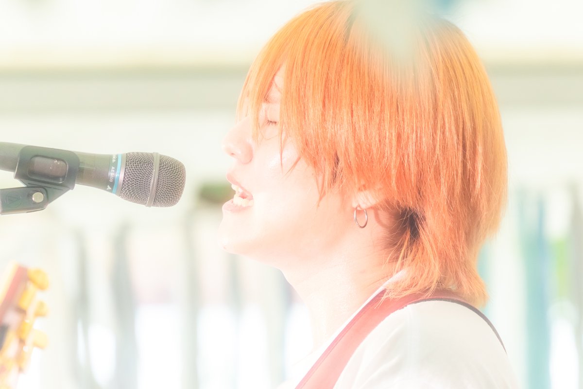 murofes's tweet photo. 【 #ムロフェス2026レポ 】

リハから持ち前のトークで観客を沸かせた柄須賀皇司。飾らない君でいてねと歌う"25歳"。昨日と同じく雨が降り始める中での"ブルーベリーデイズ"が続く。「人生やった���ん勝ち」「やりたいことがあるなら本気になって欲しい」と語りかけ、本気だから書けた曲"新大阪駅"を披露。最後は一回一回のライブへの思いを話し、"会いたいと願うのなら"で締め括った。

pic @katada0326
#murofes
