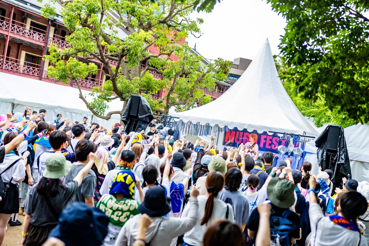 murofes's tweet photo. 【 #ムロフェス2026レポ 】

リハから持ち前のトークで観客を沸かせた柄須賀皇司。飾らない君でいてねと歌う"25歳"。昨日と同じく雨が降り始める中での"ブルーベリーデイズ"が続く。「人生やった���ん勝ち」「やりたいことがあるなら本気になって欲しい」と語りかけ、本気だから書けた曲"新大阪駅"を披露。最後は一回一回のライブへの思いを話し、"会いたいと願うのなら"で締め括った。

pic @katada0326
#murofes