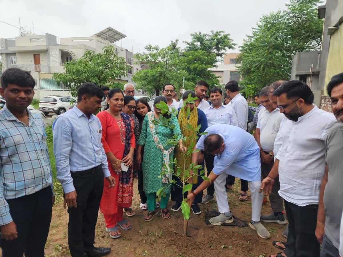 mayurpatel534's tweet photo. 🌱 "એક પેડ માં કે નામ" અભિયાન 

વોર્ડ નં. ૯ ખાતે આયોજિત "એક પેડ માં કે નામ" કાર્યક્રમમાં માનનીય મહેસાણા ધારાસભ્ય શ્રી મુકેશભાઈ પટેલ સાથે ઉપસ્થિત રહેવાનો અવસર મળ્યો.

પર્યાવરણ સંરક્ષણના સંકલ્પ સાથે સૌએ વૃક્ષારોપણ કરી હરિયાળા ભવિષ્ય માટે પોતાનું યોગદાન આપ્યું. https://t.co/yttpVxh1y4