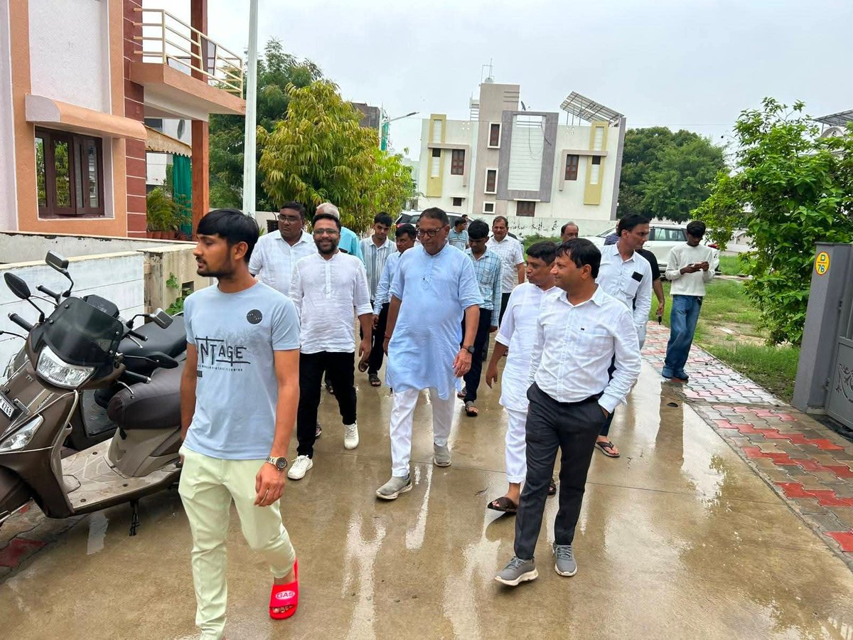 mayurpatel534's tweet photo. 🌱 "એક પેડ માં કે નામ" અભિયાન 

વોર્ડ નં. ૯ ખાતે આયોજિત "એક પેડ માં કે નામ" કાર્યક્રમમાં માનનીય મહેસાણા ધારાસભ્ય શ્રી મુકેશભાઈ પટેલ સાથે ઉપસ્થિત રહેવાનો અવસર મળ્યો.

પર્યાવરણ સંરક્ષણના સંકલ્પ સાથે સૌએ વૃક્ષારોપણ કરી હરિયાળા ભવિષ્ય માટે પોતાનું યોગદાન આપ્યું. https://t.co/yttpVxh1y4
